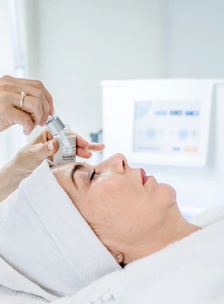 Kosmetikerin Michaela Truwe-Seelert behandelt Kundin bei HautGenuss mit Produkten von BIODROGA