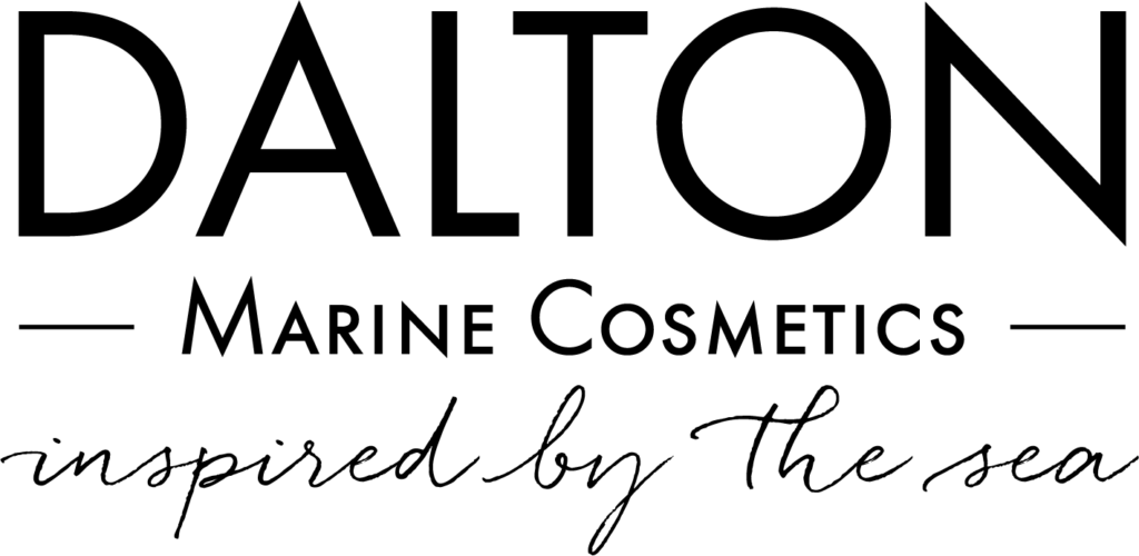 Schwarzes und weißes Logo mit dem Text: "DALTON" in großen Buchstaben, darunter "Marine Cosmetics" in kleineren Großbuchstaben und "inspired by the sea" in Schreibschrift am unteren Rand.
